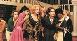 画像: 豪華すぎる8人のフランス女優が共演した歌と踊りの殺人ミステリー