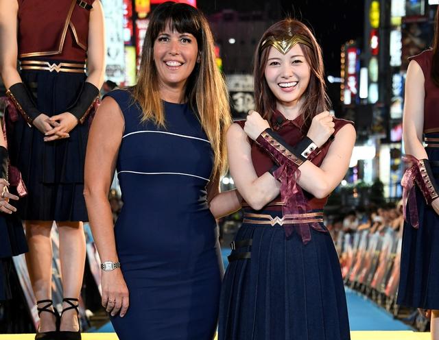 画像: 左=パティ・ジェンキンス監督/右=乃木坂46・白石麻衣