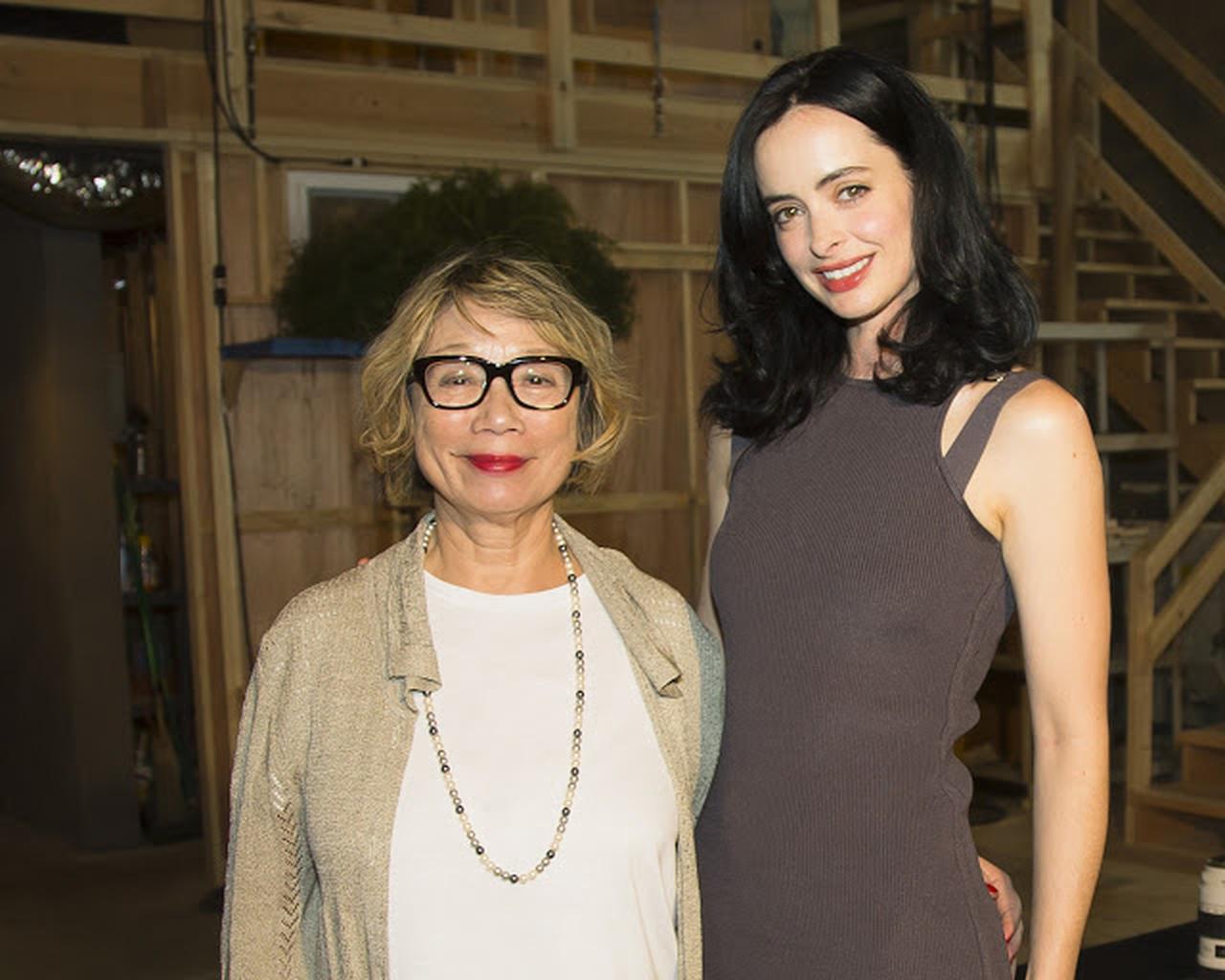 まるで白雪姫！真っ白な肌に、真っ黒で豊かなロングヘア、真っ赤な