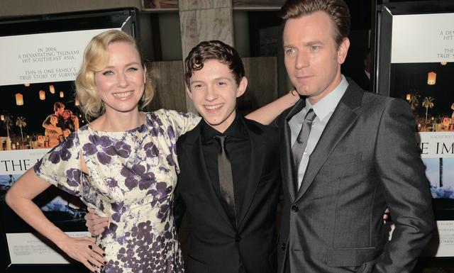 画像: 「インポッシブル」で共演したユアン・マグレガー、ナオミ・ワッツと Photos by Getty Image