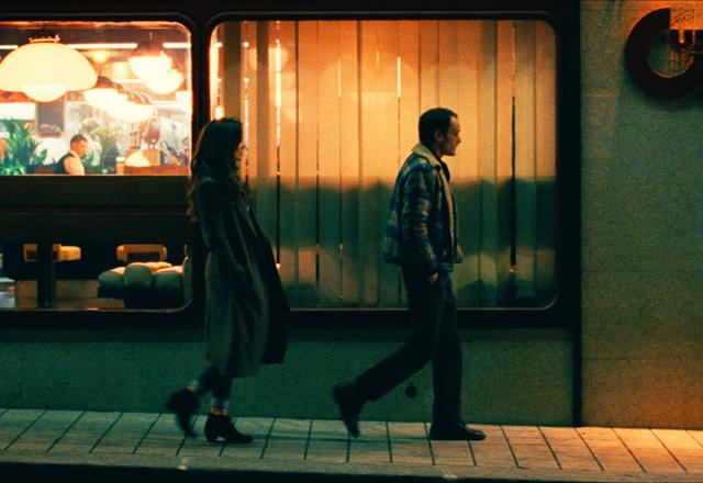 画像1: 夜のカフェで出会った男女。2人の行く先は…?