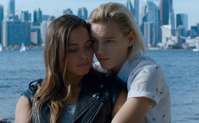 画像1: 中性的な魅力で人気のトップモデルが鮮烈な映画デビューを飾った
「アンダー・ハー・マウス」10月7日公開
