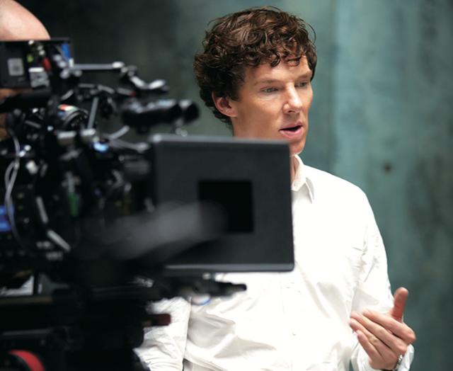 画像1: 「SHERLOCK/シャーロック」シーズン4撮影中のカンバーバッチ © 2017 Hartswood Films Ltd. A Hartswood Films production for BBC Wales co-produced with Masterpiece. Distributed by BBC Worldwide Ltd.