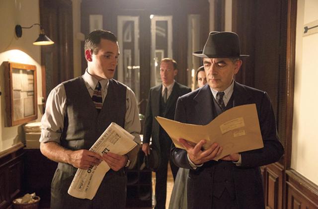 画像: メグレは新聞を使って犯人に罠を張る ©2016 Maigret Productions/Ealing Studios.