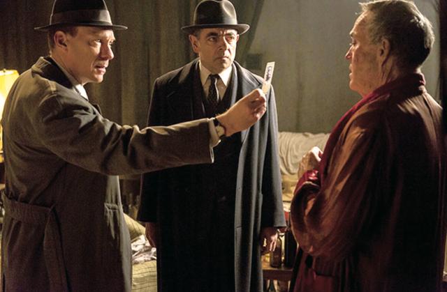 画像: 助けを求めて来た男を殺されたメグレだが…… ©2016 Maigret Productions/Ealing Studios.