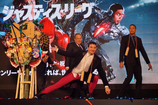 画像12: エズラ・ミラー&レイ・フィッシャー来日!
『ジャスティス・リーグ』のジャパンプレミアで1200人のファンが大熱狂