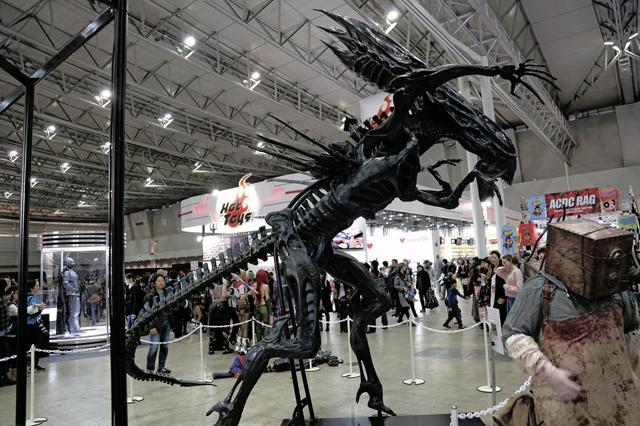 画像: 巨大エイリアンは撮影スポットとしても大人気