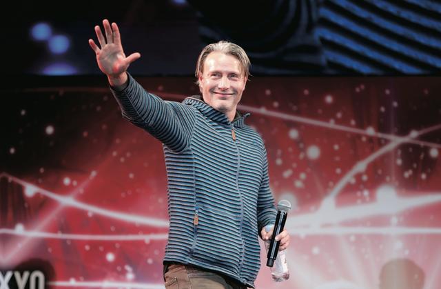 画像: マッツ・ミケルセンの投げキッスにみんな大興奮