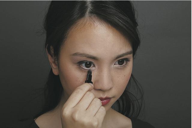 画像: 2.ツヤやかな目元を作る方法