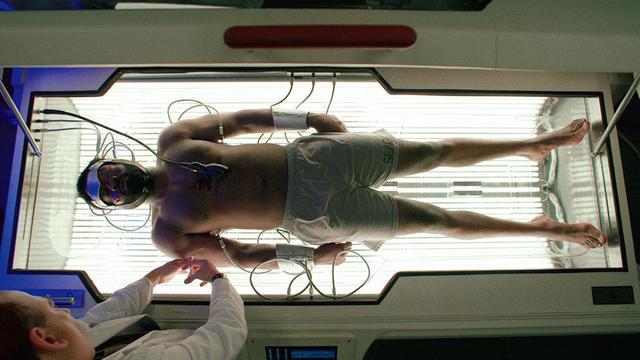 画像: 服役中に人体実験をされた(!)主人公のルーク