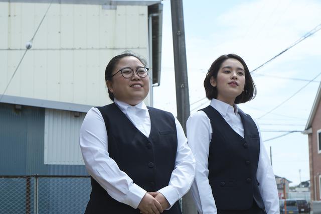 画像3: 兄弟・姉妹を演じるユニークなキャスティングを語る