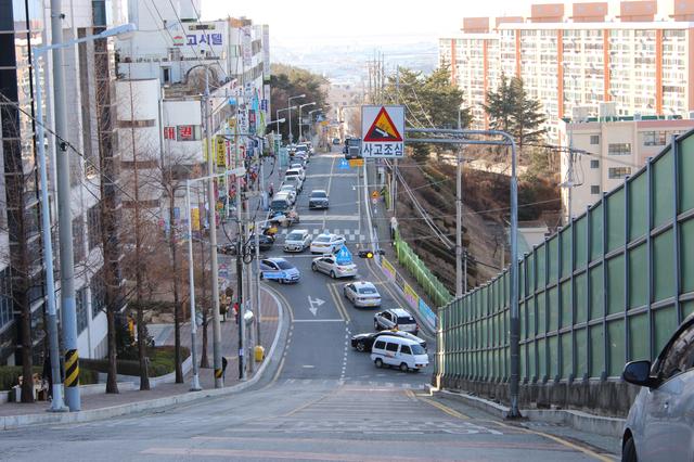 画像: これが釜山のすべり台級の坂道!