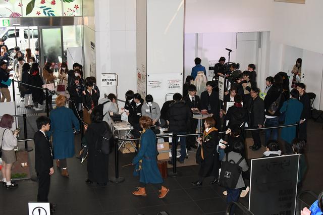 画像: 会場入り口前に大行列が