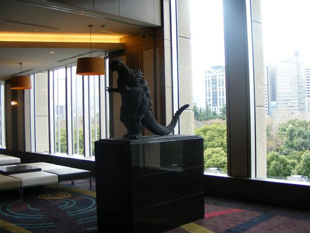 画像: 以前広場にあったゴジラ像がここに移転