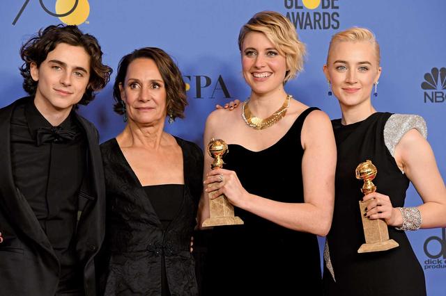 画像: 『レディ・バード』の共演者ローリー・メトカーフ、グレタ・ガーウィグ監督、シアーシャ・ローナンとゴールデングローブ賞授賞式で