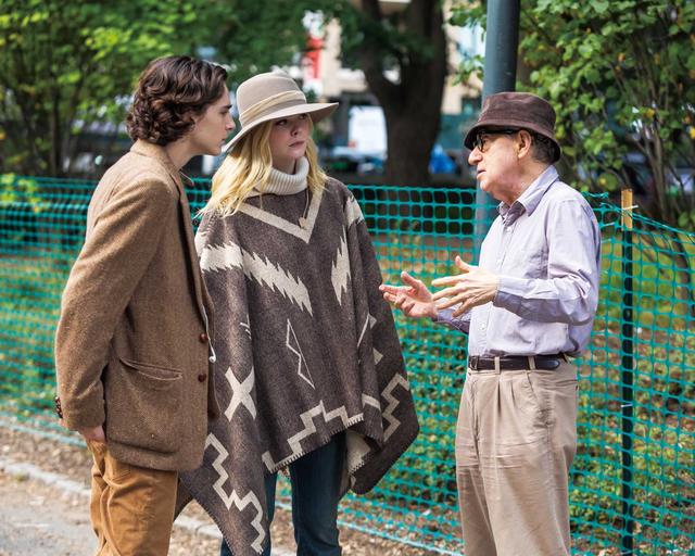 画像: 新作『レイニー・デイ・イン・ニューヨーク』撮影中に共演のエル・ファニングと、ウッディー・アレン監督から演出を受ける