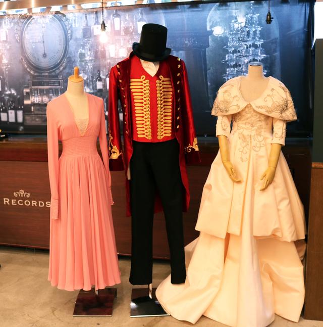 画像1: 登場キャラクター達の衣装や実際に映画で使われた小道具なども展示