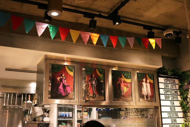 画像2: 登場キャラクター達の衣装や実際に映画で使われた小道具なども展示