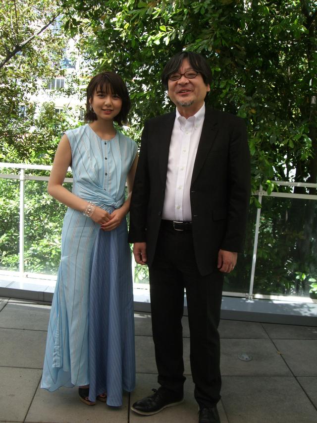 画像: 上白石と細田監督