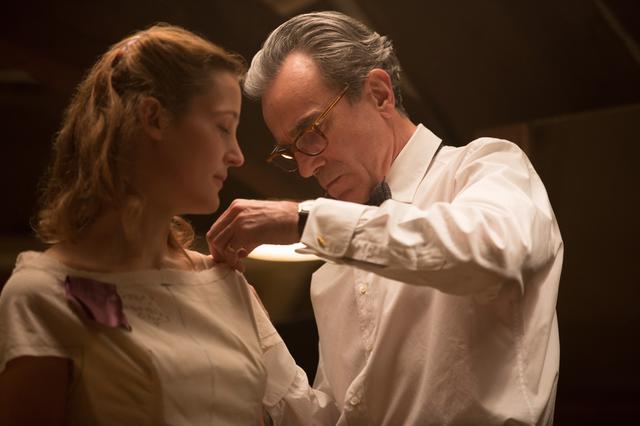 画像1: 本当に引退!?ダニエル・デイ・ルイス最後の神演技!
豪華すぎるファッションにもため息「ファントム・スレッド」