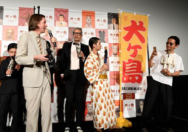 画像: ボイスキャストと共に登壇したアンダーソン監督(左)