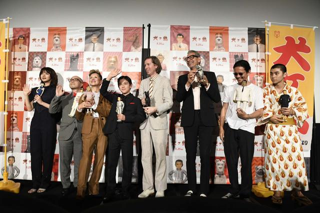 画像: 観客唐の歓声に応える『犬ヶ島』のキャストたち