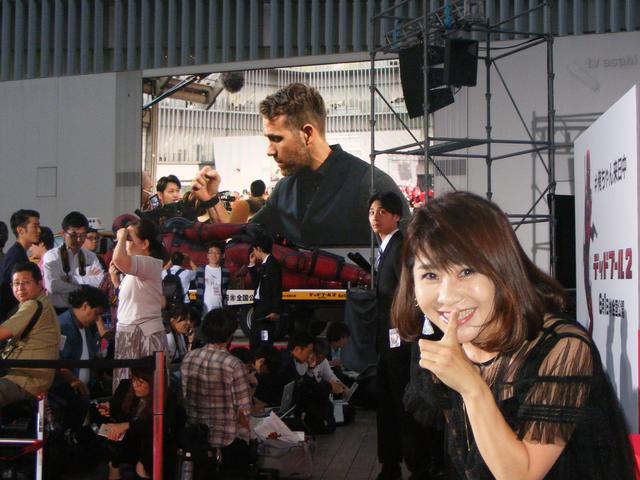 画像: モニターのライアンと伊藤さんの2ショット。このポーズ、ポスターの俺ちゃんと同じ……ってわかるか(笑)
