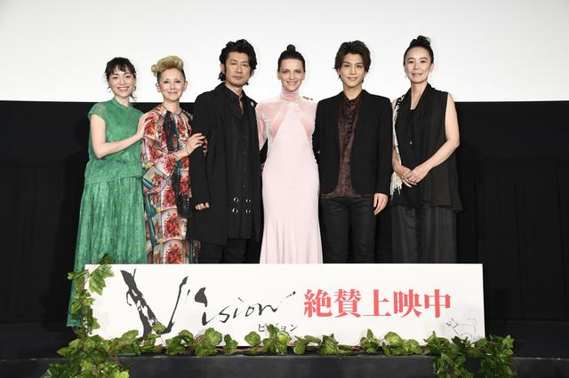 画像: 日本人キャスト達と共に6月9日に行われた公開記念舞台挨拶に登壇したジュリエット・ビノシュ