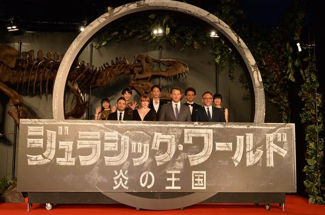 画像: 等身大のタイトルロゴにゲストたちが入り込む。