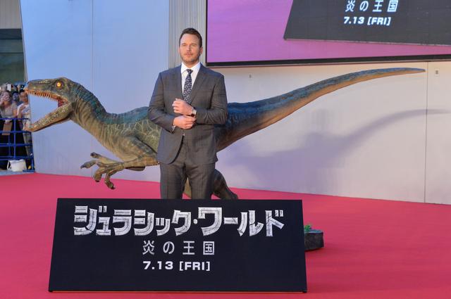 画像: 主演クリス・プラットと映画に登場するヴェロキラプトルの等身大モデル
