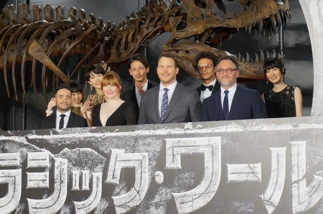 画像: ジャパンプレミアに出席したブライス・ダラス・ハワードやクリス・プラット他日本語吹替えキャスト達。