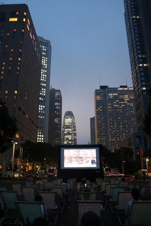 画像2: お酒や軽食を愉しみながら映画鑑賞することも可能