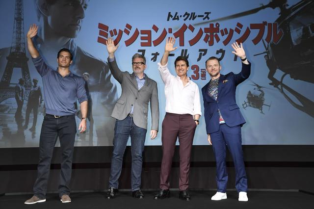 画像: カメラに手をふるヘンリー、マッカリー監督、トム、サイモン