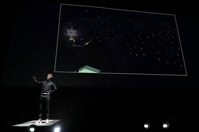 画像: ファンに挨拶するエディー