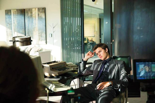 画像: 億万長者になった“天才”ジョー・ハント( アンセル・エルゴート ) “天才”と呼ばれる投資コンサルタント。ディーンを片腕として詐欺的な手法で大金を集め、若くして億万長者に。だがベテラン詐欺師の策略にハマり、天国から地獄へ転落。