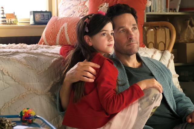 画像: 離れて暮らす娘だけが生きがいのヒーロー“アントマン”ことスコット・ラング(ポール・ラッド)。驚異のスーツの力で身長1.5cmにまで縮むことができる世界最小ヒーロー。バツイチ、無職、前科持ち。今もFBIの監視下に置かれている。