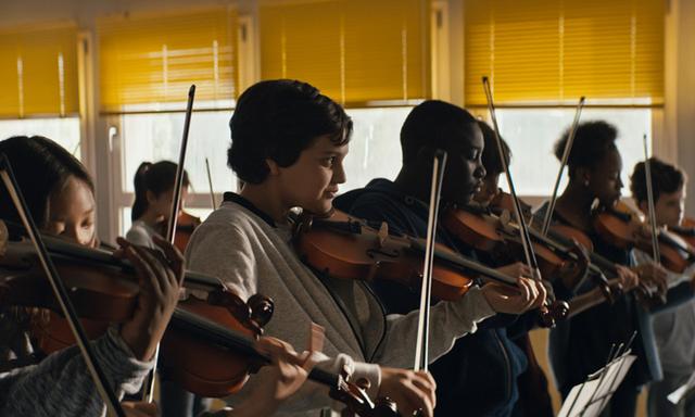 画像: 中年のバイオリニストが音楽に触れたことない子供たちに感動を与える