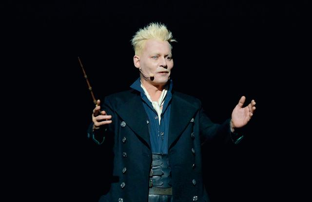 画像: “黒い魔法使い”ことグリンデルバルドの姿でサプライズ登場したジョニー・デップにファンたちは大興奮