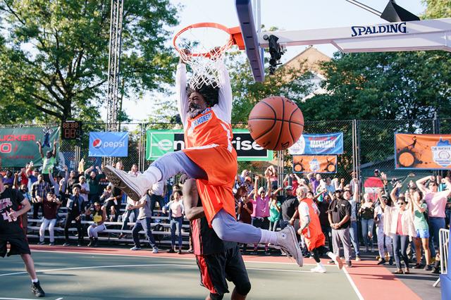 画像2: ドリュー爺さんが伝説のNBA選手シャキール・オニールと対峙する場面も