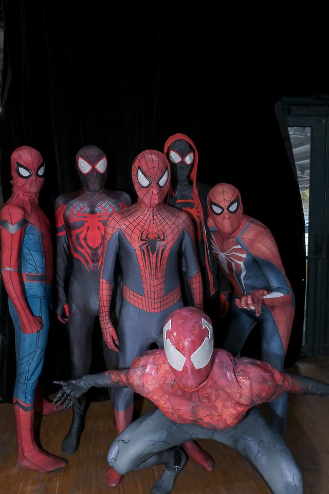 画像: 様々なスパイダーマンが集合