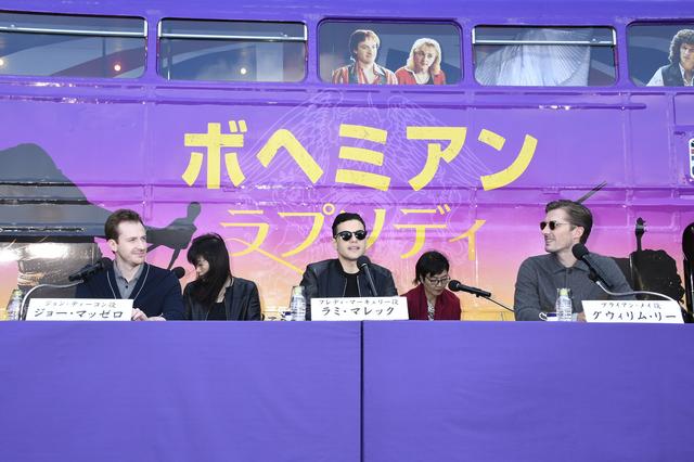 画像: キャストの顔写真が施されたスペシャル・ラッピングの二階建てロンドンバスを背にした屋外ステージで記者会見をした3人。