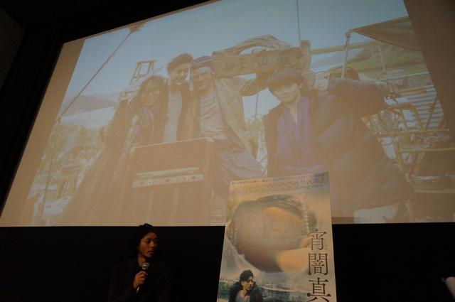 画像: スクリーンにはドイル監督と自身を捉えたメイキング写真が映し出された。