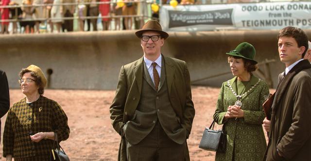 画像: クローハーストを宣伝する広報係 ロドニー・ホールワース(デヴィッド・シューリス)