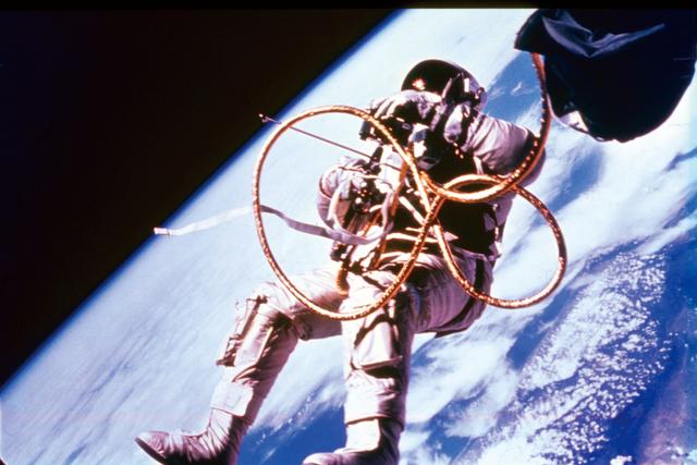 画像: 宇宙遊泳するエド・ホワイト Photo by NASA/Interim Archives/Getty Images