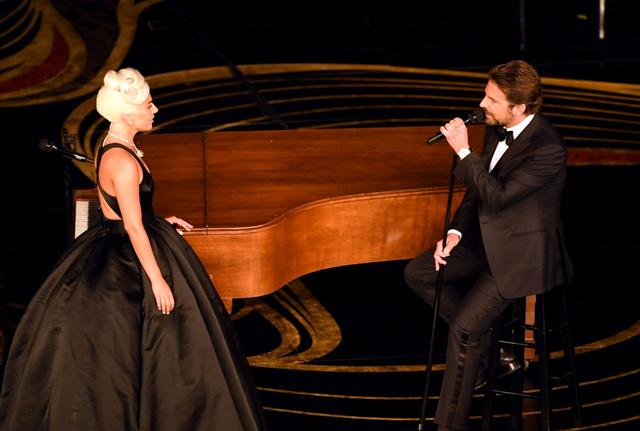 画像: レディー・ガガとブラッドリー・クーパー Getty Images