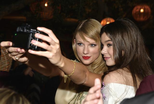 画像: MVなどで共演したテイラー・スウィフトと Photo by Frazer Harrison/Getty Images for Relativity Media