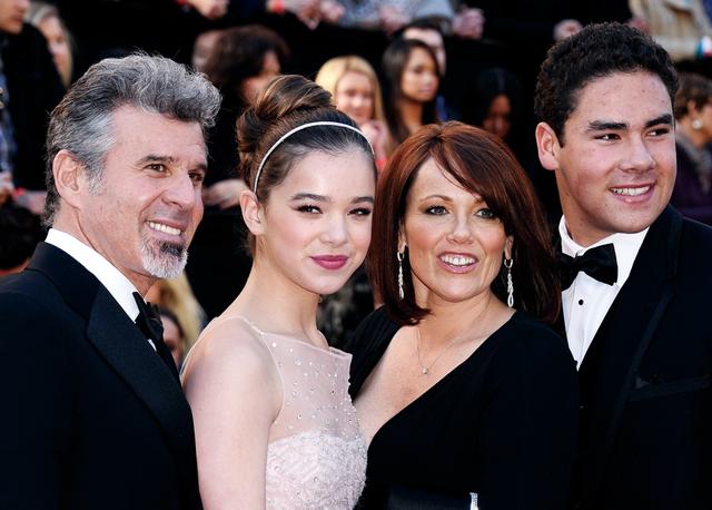 画像: 父ピーター、母チャーリー、兄グリフィンと Photo by Kevork Djansezian/Getty Images