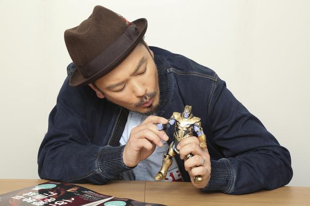 画像: サノスみたいに重量感のあるフィギュアのポージングはけっこう難しいんですよ…(つぶやきながら制作中)