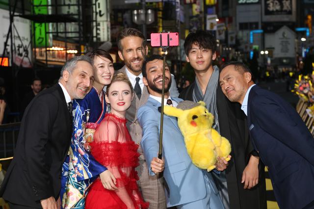 画像: カメラをのぞき込む両脇のベテラン(レターマン監督と渡辺謙)が微笑ましい!