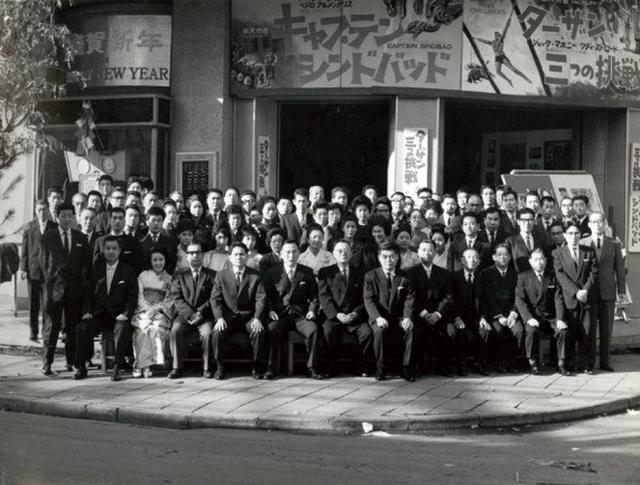 画像: 新春の武蔵野館従業員集合写真(昭和39年1月) ※武蔵野興業株式会社 所蔵写真